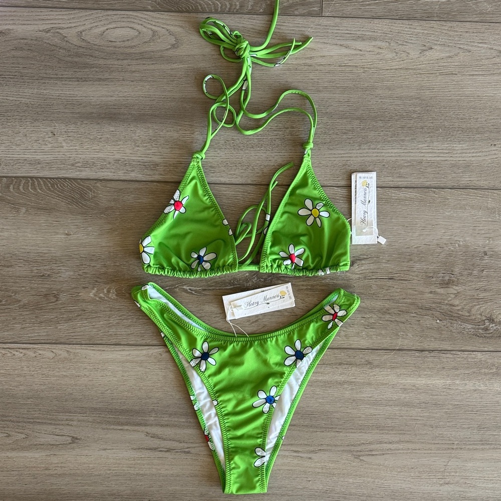 ‘Fools Fall In Love’ Set